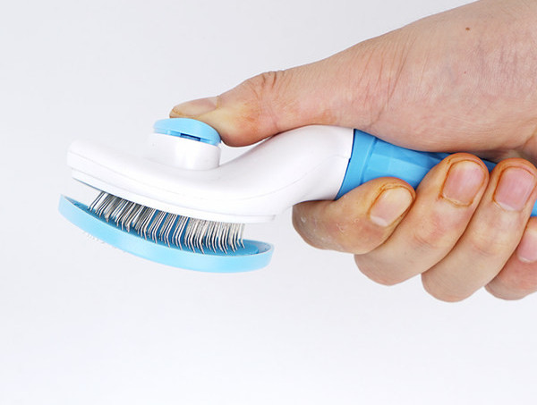 Perie pentru câini cu tăietoare metalice și mâner din plastic