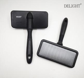 Pieptene pentru pieptănarea unui câine