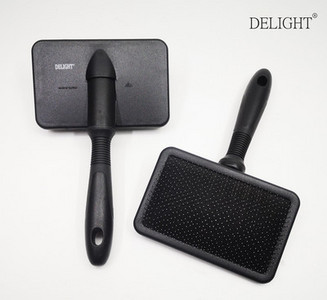 Pieptene pentru pieptănarea unui câine