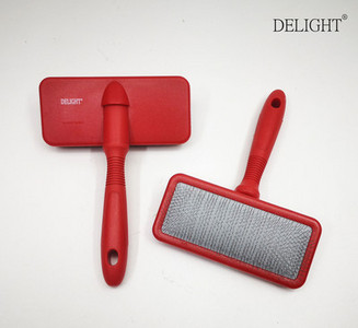 Pieptene pentru pieptănarea unui câine