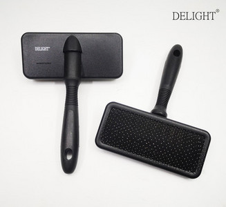 Pieptene pentru pieptănarea unui câine