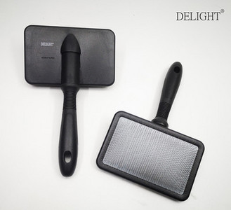 Pieptene pentru pieptănarea unui câine