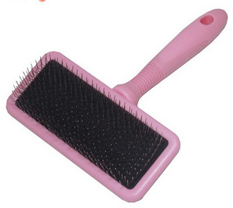 Pieptene pentru pieptănarea unui câine