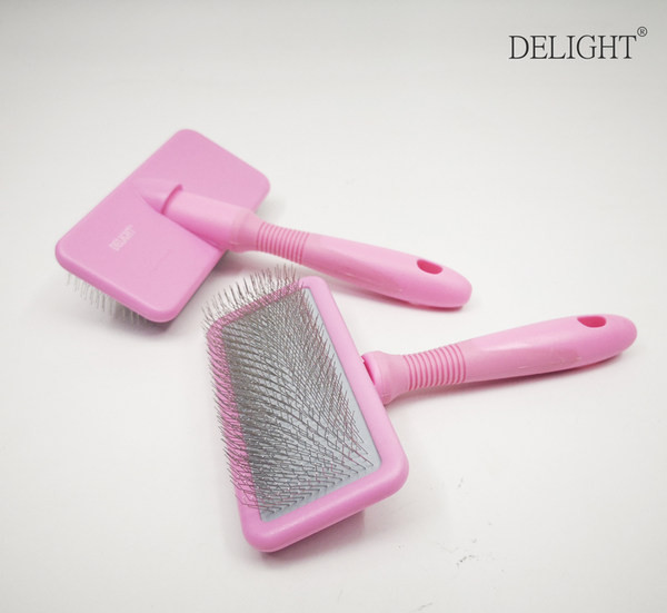 Pieptene pentru pieptănarea unui câine