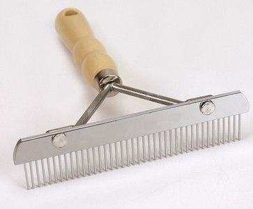 Pieptene metalic cu maner din plastic