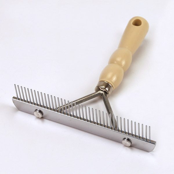 Pieptene metalic cu maner din plastic