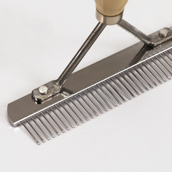 Pieptene metalic cu maner din plastic