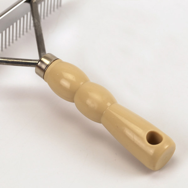 Pieptene metalic cu maner din plastic