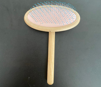 Perie din lemn cu freze metalice pentru caini