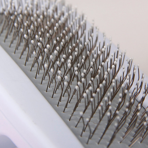 Perie din plastic pentru parul de caine in mai multe culori