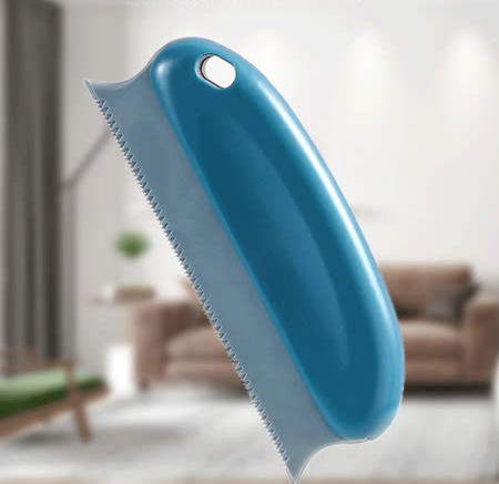 Metalni češalj za skupljanje pseće dlake s namještaja