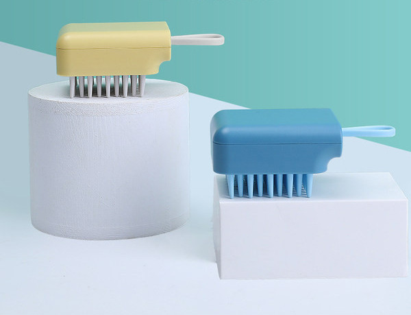 Perie pătrată pentru pieptănarea unui câine