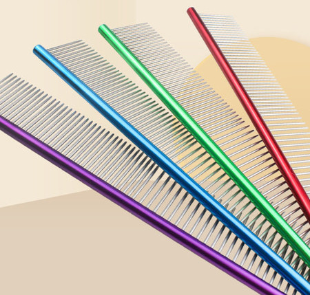 Pieptene colorat pentru un câine - 16 cm