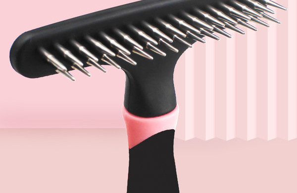 Pieptene pe două rânduri pentru îndepărtarea părului animalelor de companie