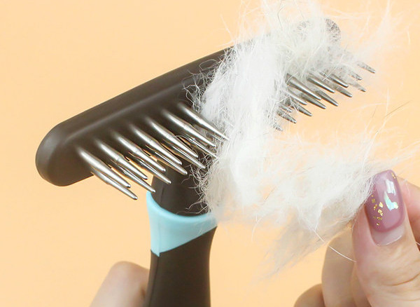 Pieptene pe două rânduri pentru îndepărtarea părului animalelor de companie