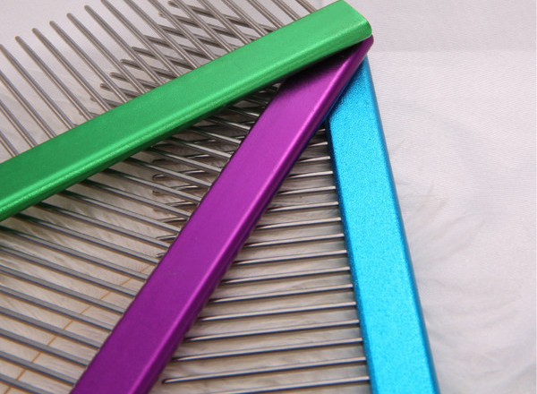 Metalni češalj za pse u boji