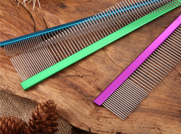 Metalni češalj za pse u boji