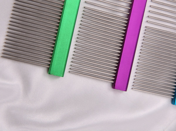 Metalni češalj za pse u boji