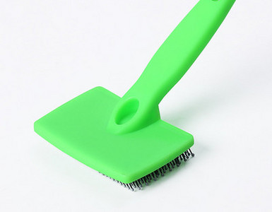 Plastikust käepidemega kamm - koerale