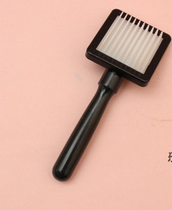 Plastist kamm koera kammimiseks