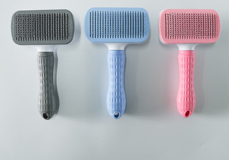 Perie din plastic pentru curățarea părului de câine