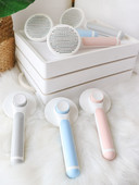 Metallilõikuritega ümara kujuga koerahari