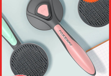 Βούρτσα σκύλου σε στρογγυλό σχήμα και πλαστική λαβή