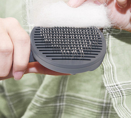 Βούρτσα σκύλου σε στρογγυλό σχήμα και πλαστική λαβή