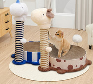 Cățărator pentru pisici cu o zgârietură din hârtie ondulată și o minge