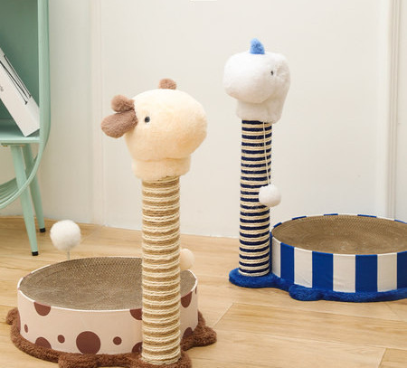 Cățărator pentru pisici cu o zgârietură din hârtie ondulată și o minge