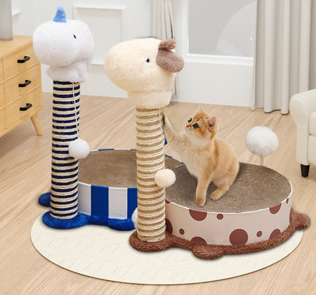 Cățărator pentru pisici cu o zgârietură din hârtie ondulată și o minge