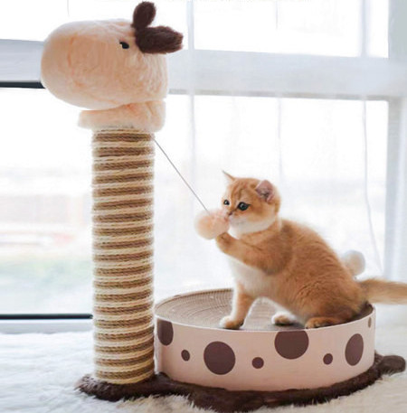 Cățărator pentru pisici cu o zgârietură din hârtie ondulată și o minge