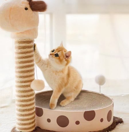 Cățărator pentru pisici cu o zgârietură din hârtie ondulată și o minge