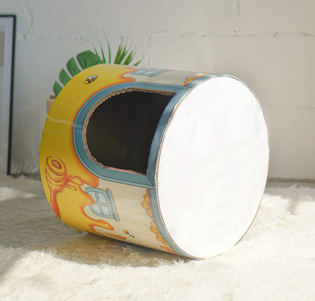 Grebalica za mačke od valovitog papira s prostorom za spavanje