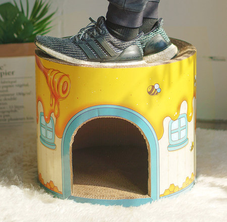 Grebalica za mačke od valovitog papira s prostorom za spavanje