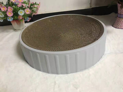 Kaķu skrāpis un gulta — divi vienā