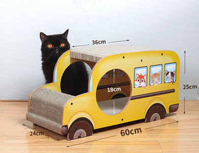 Kaķu skrāpis mašīnas formā