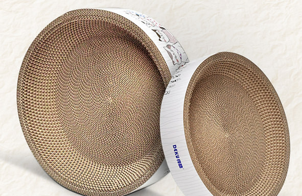 Apvalus draskytuvas katėms iš gofruoto popieriaus ir guolio - 2 viename