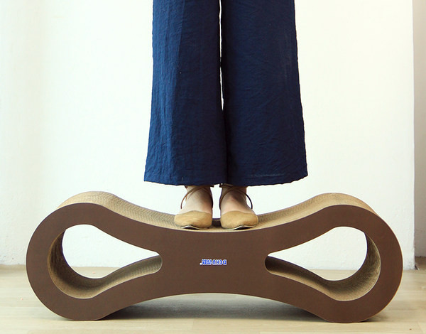 Zgarietoare mare pentru pisici din hartie ondulata si lemn