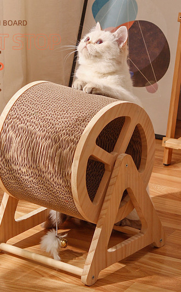 Kassidele mõeldud ümmargune kraabits lainepaberist ja puidust alusel