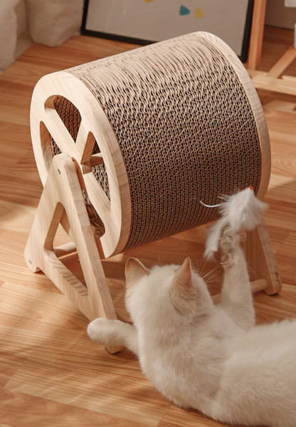 Kassidele mõeldud ümmargune kraabits lainepaberist ja puidust alusel