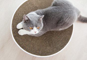 Ξύστρα γάτας από κυματοειδές χαρτί σε στρογγυλό σχήμα