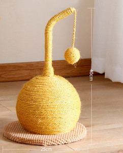 Zgarietor pentru pisici cu funie de canepa si minge de jucarie