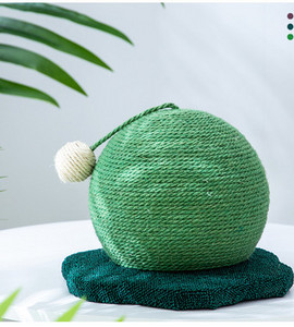 Zgarietor pentru pisici cu funie de canepa si minge de jucarie