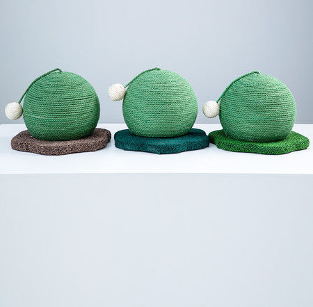 Zgarietor pentru pisici cu funie de canepa si minge de jucarie