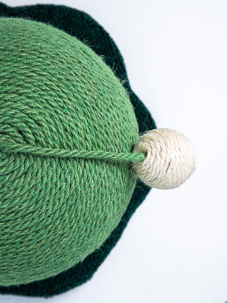 Zgarietor pentru pisici cu funie de canepa si minge de jucarie