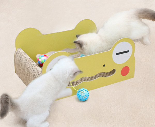 FrCat scarlet cu minge de jucarie