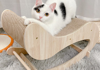 Κουνώντας ξύλινη σανίδα ξυσίματος για γάτες