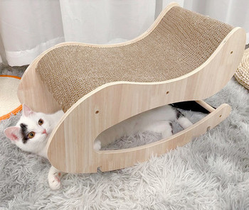 Κουνώντας ξύλινη σανίδα ξυσίματος για γάτες