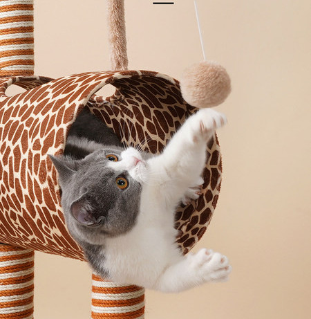 Mačka drvena penjalica sa grebalicom i lopticom u obliku žirafe